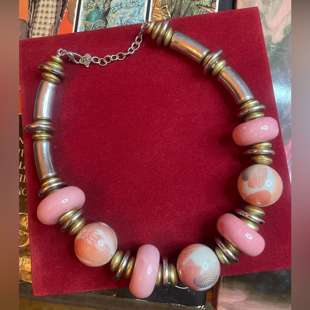 Vintage Y2K Beachy Pink Seashell Patterned Silvertone Chunky Beaded Jewelry Set - Picture 4 of 9